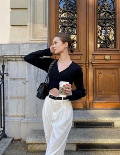 Minimalist Fashion Women Outfits, White Girl Outfits, Classy Fall Outfits, White Pants Outfit, Ivy League Style, Clothing Model, Model Style, Fashion Capsule, Fall Sweater