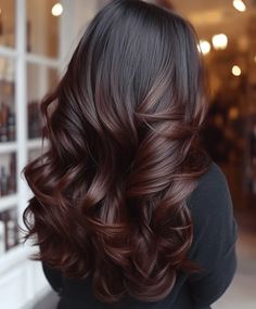 Dark Highlighted Hair, Chocolate Brown With Copper Highlights, 90s Highlights, Dark Brown With Copper, Hot Chocolate Hair, Cinnamon Highlights On Dark Hair, Copper Low Lights Dark Brown, Fall Hair Color Trends For Brunettes, Fall Brunette Hair