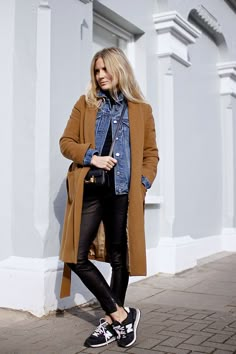 jeans tons camelo tenis street style Haircare Shampoo, Camel Coat Outfit, Fashion Me Now, How To Wear Sneakers, Fall Fashion Coats, Autumn Look, Purse Backpack, Makeup Eyes, Looks Street Style