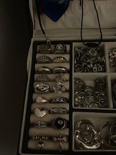 Cool Girl Jewelry Silver, Silver Jewellery Aesthetic, Rings Aesthetic Silver, Silver Jewelry Aesthetic, Jóias Body Chains, Necklace Chanel, 00s Mode, Silver Jewelry Box, Jewelry Organizer Box