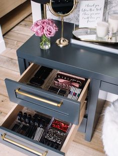 Fashion and Beauty blogger Andee Layne shares her top tips and best (affordable) products to organize your makeup drawers. Organize My Makeup, Diy Makeup Organizer, Makeup Vanity Decor, Rangement Makeup, Andee Layne, Diy Makeup Storage, Makeup Organization Diy