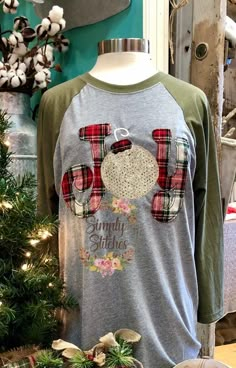 Hey, I found this really awesome Etsy listing at https://www.etsy.com/listing/859082177/joy-raggy-appliqued-shirt-next-level Christmas Sweatshirt Ideas, Ornament Shirt, Holiday Shirt Ideas, Applique Sweatshirt, Upcycle Shirt, Diy Sweatshirt, Christmas Applique, Applique Shirts, Shirt Embroidery