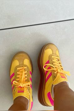 Yellow Adidas Gazelle, Yellow Adidas Outfit, Outfits With Pink Shoes, Yellow Sambas, Gazelle Aesthetic, Adidas Gazelle Platform, Adidas Bold, Pink Gazelles, Adidas Gazelle Bold