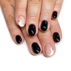 Cute Simple Nails Halloween, Cute Halloween Nails Short Almond, Tasteful Halloween Nails, Natural Nails Black Design, Short October Nails 2023, Short Halloween Nail Designs Black, Nude Halloween Nails Short, Ghost Gel Nails, Spooky Nails Short Square