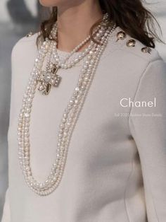 Icy Necklace, Wearing Pearls, Fall Winter Style, Coco Chanel Fashion, Moda Chanel, Mode Chanel, Chanel Pearls, Chanel Couture, Moda Paris