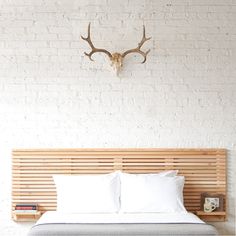 Twin beds with no side frames and no head board - add wood panelling as head board so can shift from twins to king Mid Century Craftsman, Mid Century Farmhouse, Chevron Headboard, Bed Boards, Rustic Headboard, Modern Platform Bed, Painted Cottage, Slatted Headboard, Headboard Wall