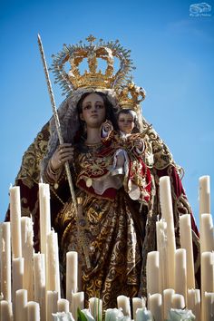 Con la fotografía de la patrona de Colmenar la Virgen Candelaria, podemos trabajar las tradiciones de este pueblo y con otras imágenes otras tradiciones de otros pueblos. Con la imagen trabajaremos las creencias cristianas, la cultura, la historia de Jesús y la Virgen, podemos contar la historia de porque es la patrona del pueblo, el día que es su festividad, que se hace en la celebración de su día. Spanish Culture, Prayer Candles, The Virgin Mary, The Festival, Catholic Faith, Virgin Mary, The Start, Jesus, Statue