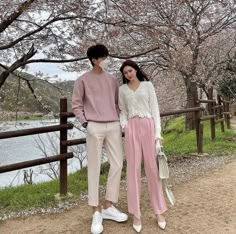 Color Coordinated Outfits For Couples, Couple Outfits Korean, Couple Date Night Outfits, Japanese Couple