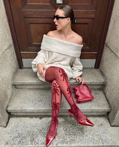 Red Pointy Shoes Outfit, Burgundy Tights, Red Tights, Stockings Outfit, Skirt Mini, Lookbook Outfits, Looks Vintage, Fall Winter Outfits