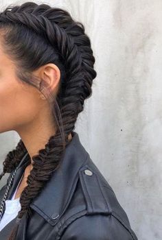 Minimise Hair Loss with Protective Hairstyles woman brown hair fishtail braids Summer Hair Looks, Hairstyle Hacks, Edgy Hairstyles, 사진 촬영 포즈, Hair Bridesmaid, Hair Medium, Edgy Hair, The Best Summer, Bridesmaid Hairstyles