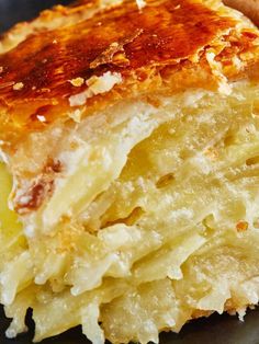 a close up of a piece of food on a plate with some sort of bread