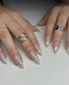 Art To Try, Trending Nail Art, Evil Eye Nails, Chrome Nails Designs, Daisy Nails, Pearl Nails, Spring Nail Art, Spring Nail, Chrome Nails