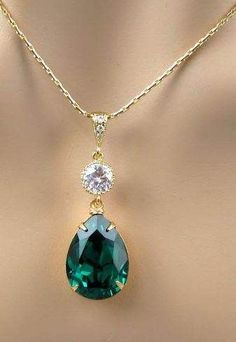 As mais incríveis pedras preciosas verdes do mundo Emerald Green Necklace, Gold Bridal Necklace, Necklace Gold Chain, Bride Necklace, Wedding Bridesmaid Jewelry, Necklace Swarovski, Jewelry Bridesmaid, Emerald Necklace, Cz Pendant