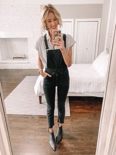 Overalls And Ankle Boots, Where To Buy Overalls, How To Style Black Overalls, Overalls And Boots, Salopette Outfit, Overalls Outfit Fall, Black Overalls Outfit, Long Overalls, Overalls Outfits