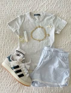 Gray T Shirt Outfit, Adidas Campus Outfit, Adidas Shoes Outfit, Brand Melville, Outfit Adidas, Campus Outfit, Dainty Gold Jewelry, T Shirt Outfit