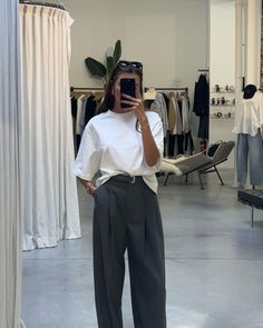 Wide Leg Tailored Pants Outfit Winter, Charcoal Trousers Outfit, Tailored Pants Outfit Women, White T Shirt Aesthetic Outfit, Grey Trousers Outfit Summer, Tshirt Professional Outfit, Gray Pants White Shirt Outfit Women, Wide Leg Trousers Outfit Spring, Summer Job Outfits Casual