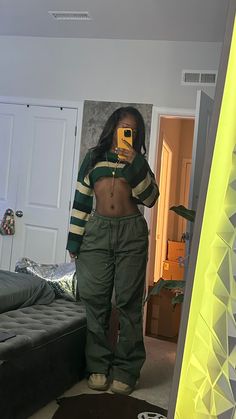 Fashion Outfits Tomboyish, Earthy Beach Aesthetic Outfits, Earthy Streetwear Outfits, Skating Outfit Black Women, Earthy Style Black Women, Spiritual Outfits Black Women, Earthy Streetwear, Earthy Outfits Black Women, Jort Outfits