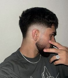 Low fade haircute. Best hairstyle for men. Bust Fade Haircut, Edge Up Haircut, Burst Fade Buzz Cut, Best Haircut For Boys, Short Burst Fade, Burst Fade Taper, Men's Haircuts Short, Mid Burst Fade, Taper Fade Alto