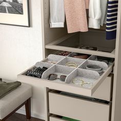 Que vous adoriez les chaussures, les pulls ou les bijoux et accessoires, les organiseurs KOMPLEMENT personnalisent votre armoire afin que vous utilisiez au mieux l'espace disponible. Drawer Mat, Ikea Food, Tie Organization, Plastic Edging