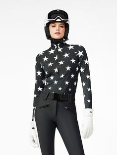 Stars ski pully  Power stretch interlock with a light brushed back Close fitting collar Longer length front ½ zip Metal brand label at sleeve All over printed stars pattern Fabrics: 76 % polyester, 24 % elastane Ski Base Layers, Climbing Helmets, Ski Girl, Winter Running, Stars Pattern, Layered Shirts, Ski Accessories, Suit Pant, Brand Label