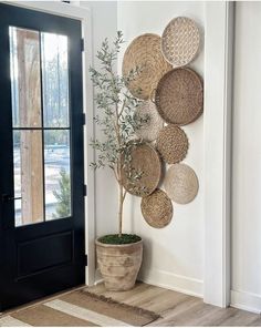 Diy Basket Wall, Ruangan Studio, Kids Studio, Basket Wall, Basket Wall Decor, Entryway Ideas, Diy Basket, Home Entrance Decor, Entrance Decor