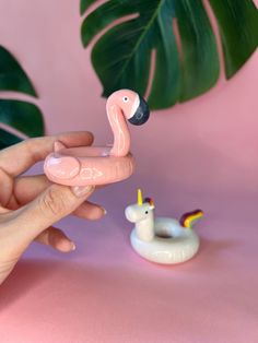 Mini pool floats! Adorable ceramic pieces to adorn your desktop or a tropical Christmas tree Flamingo Float, Mini Pool, Clay Magnets, Diy Air Dry Clay, Creation Art, Air Dry Clay Projects, Clay Figurine