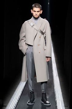 Dior fall winter 2019 collection menswear paris fashion week runway january 2019 kim jones yoon  We 🧡 www.blinkedtwice.com Supreme Clothing Menswear, Menswear Street Style, Menswear 2020, Dining Plan, Dr Martens Outfit, Menswear Details, Abercrombie Men, Paris Fashion Week Runway, Outfit Essentials