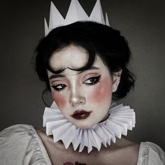 Pierrot Clown Costume Makeup, Artistic Clown Makeup, Cute Vintage Clown Costume, Clown Hairstyles Short Hair, Jester Clown Costume, Circus Inspired Makeup, Jester Hairstyles, Person Holding Cake Reference Drawing