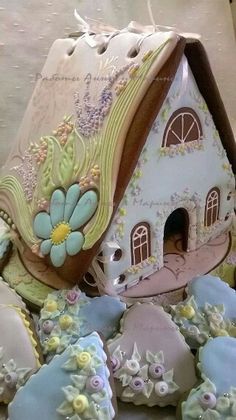 there are many decorated cookies in the shape of houses