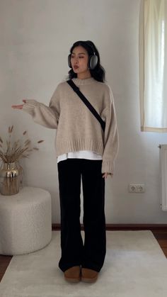 Minimalist Style Fashion Women, Cosy Work Outfit, Uni Autumn Outfits, Dress Pants Winter Outfit, Winter Work Fits, Fall Outfits With Pants, Outfit Pull Beige, Black Linen Pants Outfit Fall, Autumn Inspo Outfit