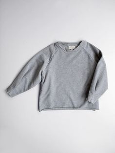 The epitome of minimalist style, this simple and oh-so-comfy sweatshirt features sweet raglan sleeves with stylish wrist detail and is made in our softest Italian fleece. With brushed snaps at the back for sizes up to 24M, it has a relaxed coziness that cannot be matched. Create the most perfect loungewear set with The Tie Dye Tracksuit, Denim Dungaree