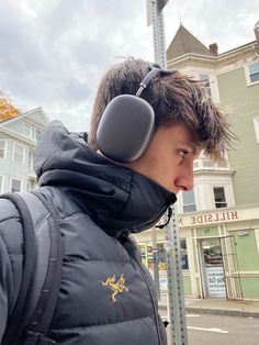 Headphones Outfit Aesthetic Men, North Face Windbreaker Outfit Men, Airpod Max Aesthetic Outfit Men, Guys With Headphones, Airpods Max Outfit, Aesthetic Skate, Boys Streetwear, Streetwear Photography