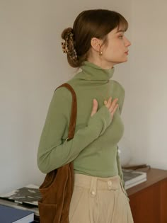 Relaxed Autumn Outfits, Muted Color Clothes, Retro Outfit Inspiration, Soft Autumn Outfits Casual, Mint Green And Brown Outfit, Pop Of Green Outfit, Polo Neck Outfits For Women, Autumn Outfits Colorful, Classy Colorful Outfits