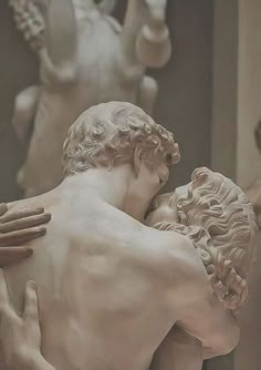 there is a statue of two people hugging each other