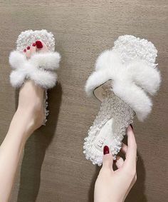 White Fuzzy Fur Stylish Splicing Slide Sandals Peep ToeMade of:-fuzzy fur Upper.-Rubber sole- cushioned insole. Boho Stil, Toe Designs, Slide Sandals, Rubber Sole, High Heels, Wedges, Twist, Top Outfits, Sandals