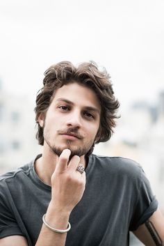 Chay Suede diz que não fica com ninguém em balada e dispensa rótulo de galã…                                                                                                                                                                                 Mais Men Haircut Styles, Grunge Hair, Long Hair Styles Men, 인물 사진, Hair And Beard Styles, Beard Styles