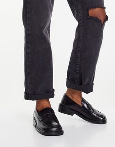 Mocasines de ASOS DESIGN Dos razones por las que añadirlas a tu bolsa Sin cierres Puntera cuadrada Tacón bajo en bloque Black Loafers Outfit Men, Black Loafers Outfit, Loafer Outfits, Loafers Men Outfit, Black Leather Loafers, Fall Winter Wardrobe, Men Loafers, Black Loafers, Penny Loafers