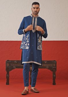 Navy Blue Embroidered Kurta Set With Jacket Kalpraag - Fabilicious Fashion Indian Kurta Men Design, Men Traditional Wear Indian Mens Fashion, Kurta Koti For Men, Wedding Outfits For Men Guest, Sangeet Outfit Men, Carnival Outfit Men, Mens Clothing Styles Wedding, Carnival Haldi, Kurtas Men