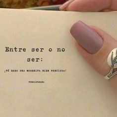 a woman's hand holding an open book with the words entre sero no ser