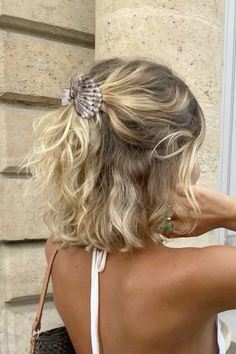 Mermaid Bob Hair, Natural Short Blonde Hair, Wet Hair Look Blonde, Beach Bob Hairstyles, Mermaid Short Hair, Short Mermaid Hair, Short Blonde Wavy Hair, Short Curly Blonde Hair, Tile Terracotta