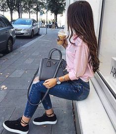 Ripped Jeans Ideas, Urban Outfitters Outfit, Comfy Spring Outfits, Instagram Popular, Looks Jeans, Vans Outfit, 30 Outfits, Coat Outfit, Legging Outfits