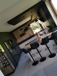 Dining Near Window, Kitchen Modern Black, Kitchen Counter Ideas, Kitchen Wallpaper Design, Home Painting Ideas, Home Ideas Kitchen, Kitchens Design, Modern Kitchen Cabinet Design, Modular Kitchen Design