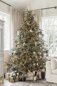 Christmas Tree Inspo, Christmas Tree Decorating Themes, Neutral Christmas Decor, Neutral Christmas, Christmas Tours, Christmas Decor Inspiration, Christmas Interiors, Christmas Tree Decorating, Tree Themes