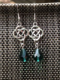 Only $9.99+free shipping for these gorgeous silver Celtic knot earrings with emerald green drops! #etsy #earrings #jewelry #dangleearrings #fashion #fashionnova #fashionista #accessories #celtic #irish Irish Earrings, Celtic Knot Earrings, February Birthstone Jewelry, Lotus Flower Design, Celtic Earrings, Diy Bijoux, Navel Jewelry, Amethyst Studs