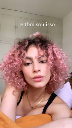 Short Curly Hair With Pink Highlights, Curly Hair Pink Highlights, Pastel Pink Curly Hair, Pastel Curly Hair, Pink Bob Black Women, Pink Hair Brown Roots, Short Pink Curly Hair, Light Pink Curly Hair, Cute Hair Dye Ideas For Curly Hair