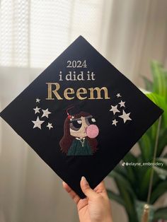 a person holding up a graduation cap that says, i did it reem