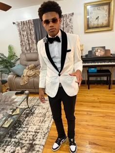 Prom Suit With Jordans, Prom Fits For Guys, Boys Homecoming Outfits, Boys Prom Outfit Ideas, Mens Prom Outfit, Men Prom Outfit, Prom Looks For Guys, Graduation Outfit Ideas Men, Guys Prom Outfit