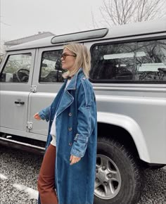 Denim Trench Coat Outfit, Denim Coat Outfit, Trench Coat Street Style, Chilly Weather Outfits, Fran Fine Outfits, Long Denim Coat, Denim Street Style, Parisian Chic Style