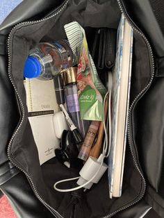 arya (@susnarykonuscak) on X What’s Inside My Bag, Packing Aesthetic, Everyday Bag Essentials, Handbag Essentials, What In My Bag, Inside Bag, Bags Aesthetic