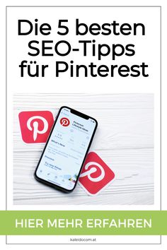 Smartphone mit Pinterest-App auf dem Bildschirm und Pinterest-Logos daneben. Text: "Die 5 besten SEO-Tipps für Pinterest".